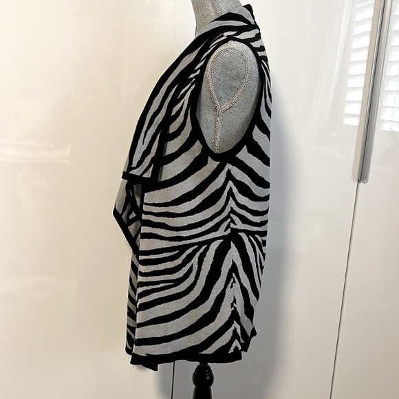 AUGUST SILK Drape Open Sleeveless Vest Animal Print, Size S - Picture 3 of 10